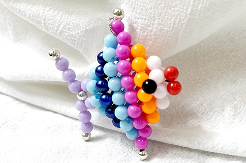 6月18日，正規(guī)手工活拿回家做，純手工活外發(fā)加工，手工之家的珠繡串珠產(chǎn)品回收和加工費(fèi)結(jié)算制度很好，圖為勵志珠珠繡串珠手工產(chǎn)品剪影