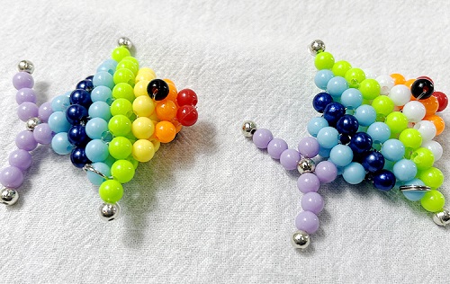 6月18日，正規(guī)手工活拿回家做，純手工活外發(fā)加工，手工之家的珠繡串珠產(chǎn)品回收和加工費(fèi)結(jié)算制度很好，圖為勵志珠珠繡串珠手工產(chǎn)品剪影