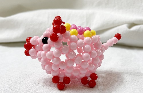 6月20日，想接正規(guī)廠家的手工活，手工活接單平臺，有了時間精力，很多人選擇手工之家的外發(fā)手工活，圖為勵志珠珠繡串珠手工產品剪影