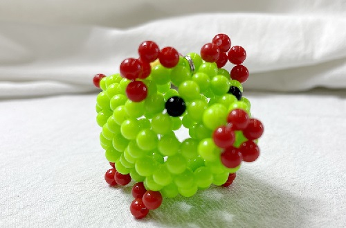 6月20日，想接正規(guī)廠家的手工活，手工活接單平臺，有了時間精力，很多人選擇手工之家的外發(fā)手工活，圖為勵志珠珠繡串珠手工產品剪影