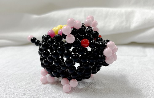 6月20日，想接正規(guī)廠家的手工活，手工活接單平臺，有了時間精力，很多人選擇手工之家的外發(fā)手工活，圖為勵志珠珠繡串珠手工產品剪影