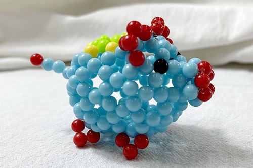 6月20日，想接正規(guī)廠家的手工活，手工活接單平臺，有了時間精力，很多人選擇手工之家的外發(fā)手工活，圖為勵志珠珠繡串珠手工產品剪影