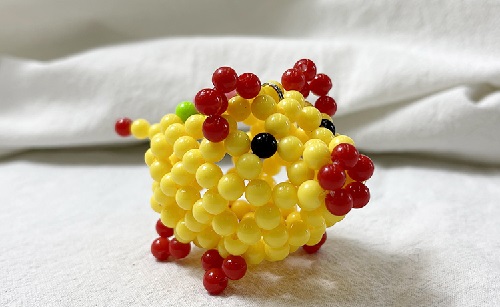 6月20日，想接正規(guī)廠家的手工活，手工活接單平臺，有了時間精力，很多人選擇手工之家的外發(fā)手工活，圖為勵志珠珠繡串珠手工產品剪影