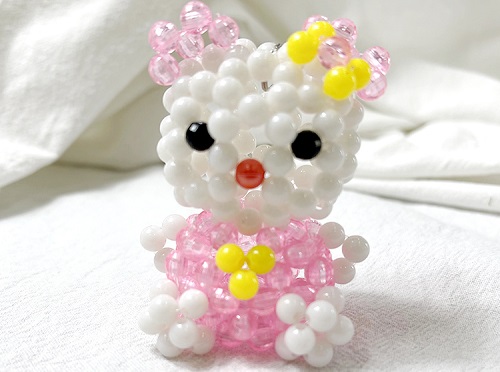 6月23日，手工活外發(fā)加工平臺，可以帶回家做的手工活，手工之家的成品銷售工作是企業(yè)發(fā)展的三大環(huán)節(jié)之一，圖為勵志珠珠繡串珠手工產(chǎn)品剪影