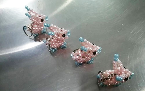 6月26日，正規(guī)手工活接單平臺(tái)，拿回家做的手工活，手工之家的非遺傳統(tǒng)手工珠繡發(fā)展有好的條件和基礎(chǔ)，圖為勵(lì)志珠珠繡串珠手工產(chǎn)品剪影