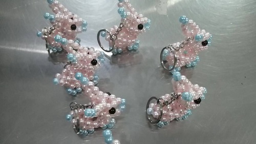 6月26日，正規(guī)手工活接單平臺(tái)，拿回家做的手工活，手工之家的非遺傳統(tǒng)手工珠繡發(fā)展有好的條件和基礎(chǔ)，圖為勵(lì)志珠珠繡串珠手工產(chǎn)品剪影