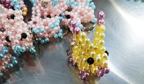 6月26日，正規(guī)手工活接單平臺(tái)，拿回家做的手工活，手工之家的非遺傳統(tǒng)手工珠繡發(fā)展有好的條件和基礎(chǔ)，圖為勵(lì)志珠珠繡串珠手工產(chǎn)品剪影