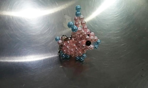 6月26日，正規(guī)手工活接單平臺(tái)，拿回家做的手工活，手工之家的非遺傳統(tǒng)手工珠繡發(fā)展有好的條件和基礎(chǔ)，圖為勵(lì)志珠珠繡串珠手工產(chǎn)品剪影