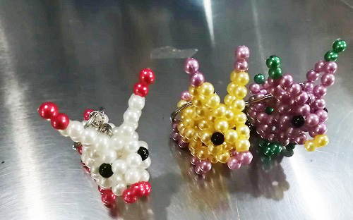 6月26日，正規(guī)手工活接單平臺(tái)，拿回家做的手工活，手工之家的非遺傳統(tǒng)手工珠繡發(fā)展有好的條件和基礎(chǔ)，圖為勵(lì)志珠珠繡串珠手工產(chǎn)品剪影