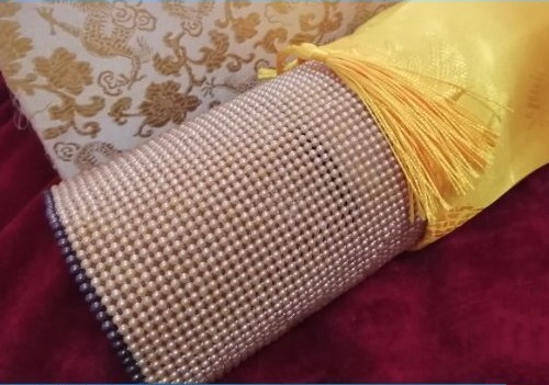 6月27日，帶回家做手工活，加工活外放的正規(guī)公司，為什么家庭婦女做手工之家的珠繡串珠手工活會成功？圖為勵志珠珠繡手工產(chǎn)品及外包裝剪影