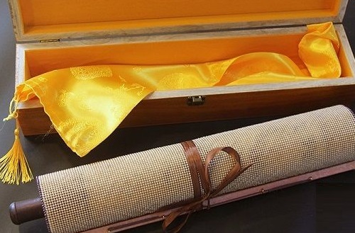 6月27日，帶回家做手工活，加工活外放的正規(guī)公司，為什么家庭婦女做手工之家的珠繡串珠手工活會成功？圖為勵志珠珠繡手工產(chǎn)品及外包裝剪影