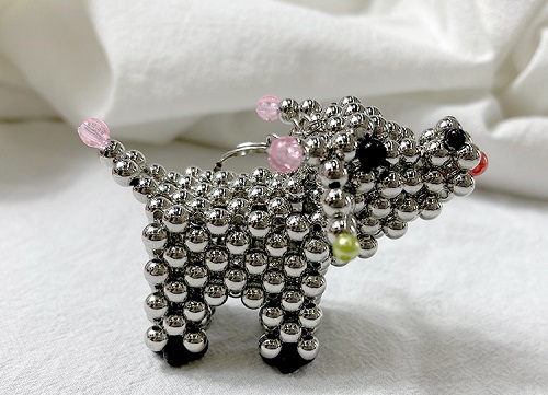 6月28日，在家做的手工活正規(guī)平臺，拿回家做的手工活，手工之家的成熟珠繡串珠是能掙錢的手工活，圖為勵志珠珠繡串珠手工產(chǎn)品剪影