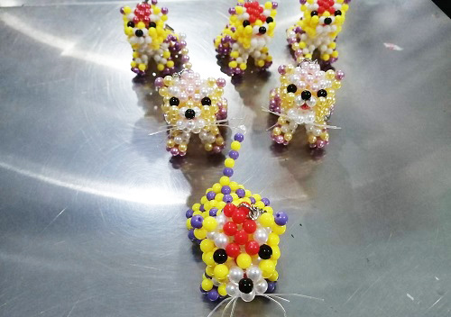 6月29日，可以在家做的手工活，農村手工活加工項目，半年過去了，做手工活掙錢就要珍惜、要努力，圖為勵志珠珠繡串珠手工產(chǎn)品剪影