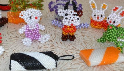 7月1日，可以在家做的手工活，正規(guī)純手工活外發(fā)，手工之家的珠繡串珠手工讓人清楚了解、定位準(zhǔn)確，圖為勵(lì)志珠珠繡串珠手工產(chǎn)品剪影