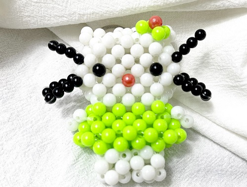 7月3日，手工活外發(fā)加工，手工活接單平臺，手工之家的珠繡串珠手工的研發(fā)、加工、銷售，一個也不能少，圖為勵志珠珠繡串珠手工產品剪影