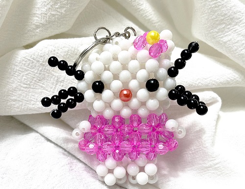 7月3日，手工活外發(fā)加工，手工活接單平臺，手工之家的珠繡串珠手工的研發(fā)、加工、銷售，一個也不能少，圖為勵志珠珠繡串珠手工產品剪影