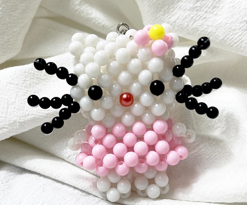 7月3日，手工活外發(fā)加工，手工活接單平臺，手工之家的珠繡串珠手工的研發(fā)、加工、銷售，一個也不能少，圖為勵志珠珠繡串珠手工產品剪影