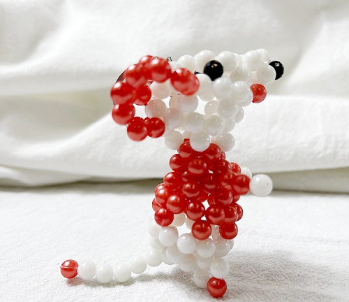 7月4日，手工外包發(fā)布平臺(tái)，在家做手工兼職，手工之家的珠繡串珠手工做得多就掙得多，圖為勵(lì)志珠珠繡串珠手工產(chǎn)品剪影