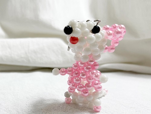 7月4日，手工外包發(fā)布平臺(tái)，在家做手工兼職，手工之家的珠繡串珠手工做得多就掙得多，圖為勵(lì)志珠珠繡串珠手工產(chǎn)品剪影