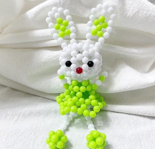 7月5日，可以帶回家做的手工活，在家做手工兼職，讓加工人員多掙錢(qián)，對(duì)于手工之家來(lái)說(shuō)是創(chuàng)新的目標(biāo)之一，圖為勵(lì)志珠珠繡串珠手工產(chǎn)品剪影