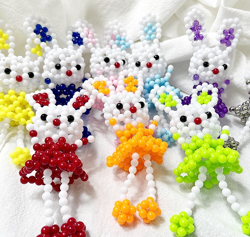 7月5日，可以帶回家做的手工活，在家做手工兼職，讓加工人員多掙錢(qián)，對(duì)于手工之家來(lái)說(shuō)是創(chuàng)新的目標(biāo)之一，圖為勵(lì)志珠珠繡串珠手工產(chǎn)品剪影