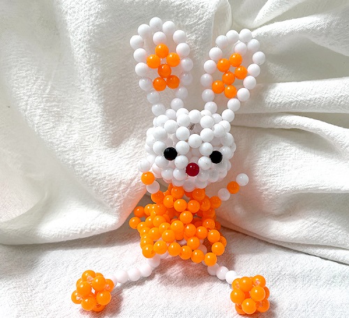 7月5日，可以帶回家做的手工活，在家做手工兼職，讓加工人員多掙錢(qián)，對(duì)于手工之家來(lái)說(shuō)是創(chuàng)新的目標(biāo)之一，圖為勵(lì)志珠珠繡串珠手工產(chǎn)品剪影