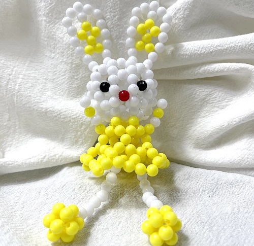 7月5日，可以帶回家做的手工活，在家做手工兼職，讓加工人員多掙錢(qián)，對(duì)于手工之家來(lái)說(shuō)是創(chuàng)新的目標(biāo)之一，圖為勵(lì)志珠珠繡串珠手工產(chǎn)品剪影