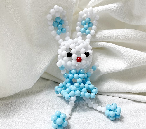 7月5日，可以帶回家做的手工活，在家做手工兼職，讓加工人員多掙錢(qián)，對(duì)于手工之家來(lái)說(shuō)是創(chuàng)新的目標(biāo)之一，圖為勵(lì)志珠珠繡串珠手工產(chǎn)品剪影