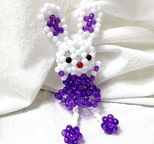 7月5日，可以帶回家做的手工活，在家做手工兼職，讓加工人員多掙錢(qián)，對(duì)于手工之家來(lái)說(shuō)是創(chuàng)新的目標(biāo)之一，圖為勵(lì)志珠珠繡串珠手工產(chǎn)品剪影