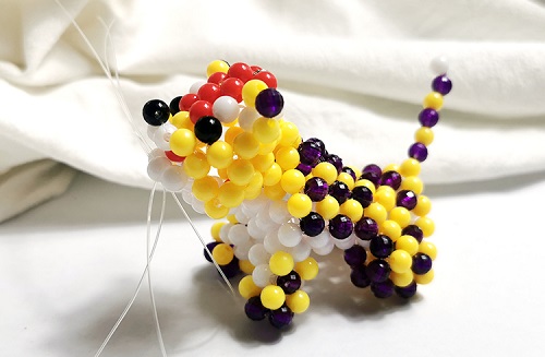 7月8日，拿回家做的手工活，手工活外發(fā)加工正規(guī)的廠家，專心專注的手工之家十多年不斷發(fā)展，圖為勵(lì)志珠珠繡串珠手工產(chǎn)品剪影