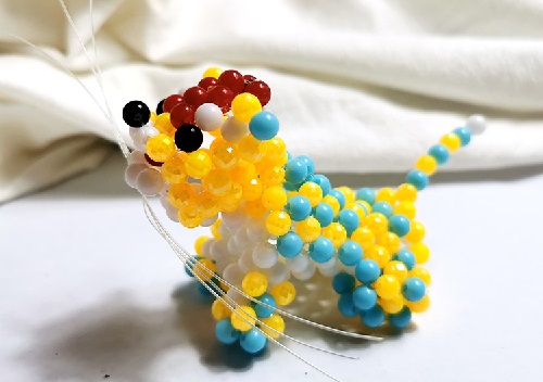 7月8日，拿回家做的手工活，手工活外發(fā)加工正規(guī)的廠家，專心專注的手工之家十多年不斷發(fā)展，圖為勵(lì)志珠珠繡串珠手工產(chǎn)品剪影