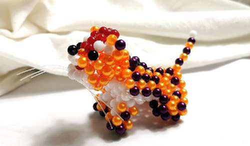 7月8日，拿回家做的手工活，手工活外發(fā)加工正規(guī)的廠家，專心專注的手工之家十多年不斷發(fā)展，圖為勵(lì)志珠珠繡串珠手工產(chǎn)品剪影