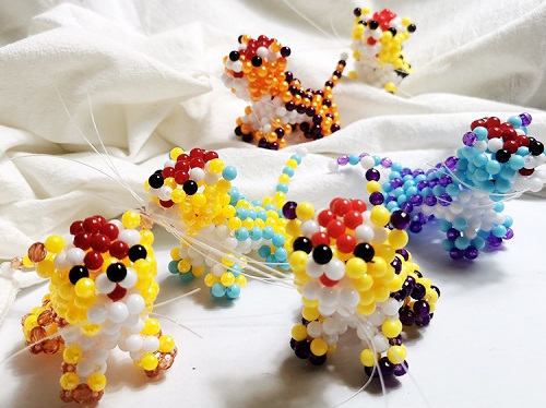 7月8日，拿回家做的手工活，手工活外發(fā)加工正規(guī)的廠家，專心專注的手工之家十多年不斷發(fā)展，圖為勵(lì)志珠珠繡串珠手工產(chǎn)品剪影