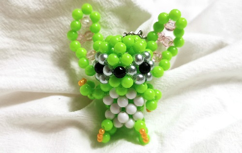 7月9日，在家做手工活，接手工活訂單的平臺，積極向上、真誠合作選手工之家，圖為勵志珠珠繡串珠手工產(chǎn)品剪影