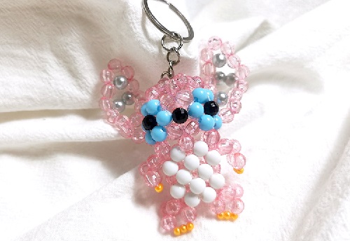 7月9日，在家做手工活，接手工活訂單的平臺，積極向上、真誠合作選手工之家，圖為勵志珠珠繡串珠手工產(chǎn)品剪影