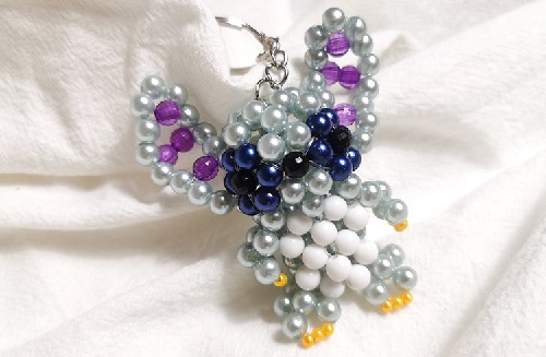 7月9日，在家做手工活，接手工活訂單的平臺，積極向上、真誠合作選手工之家，圖為勵志珠珠繡串珠手工產(chǎn)品剪影