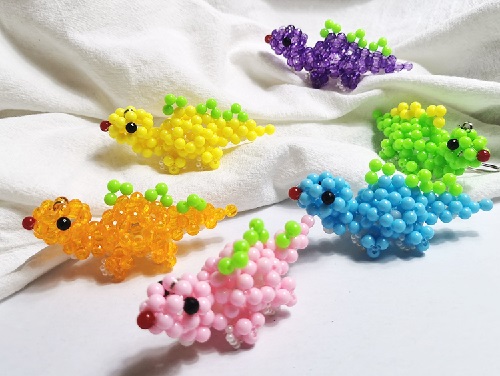 7月11日，正規(guī)純手工活外發(fā)，在家做的手工活正規(guī)平臺，手工之家的加工材料這樣提供，圖為勵志珠珠繡串珠手工產(chǎn)品剪影 