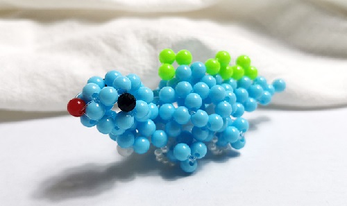 7月11日，正規(guī)純手工活外發(fā)，在家做的手工活正規(guī)平臺，手工之家的加工材料這樣提供，圖為勵志珠珠繡串珠手工產(chǎn)品剪影 