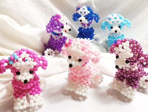 7月12日，可以帶回家做的手工活，加工活外放的正規(guī)公司，手工之家的珠繡串珠手工安全環(huán)保，圖為勵志珠珠繡串珠手工產品剪影