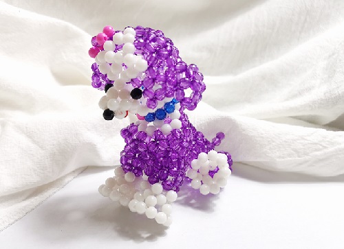 7月12日，可以帶回家做的手工活，加工活外放的正規(guī)公司，手工之家的珠繡串珠手工安全環(huán)保，圖為勵志珠珠繡串珠手工產品剪影