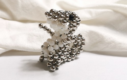 7月13日，想接正規(guī)廠家的手工活，農(nóng)村手工活加工項目，不懼天氣變化，手工之家讓大家踏實放心，圖為勵志珠珠繡串珠手工產(chǎn)品剪影