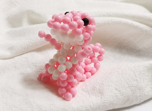 7月13日，想接正規(guī)廠家的手工活，農(nóng)村手工活加工項目，不懼天氣變化，手工之家讓大家踏實放心，圖為勵志珠珠繡串珠手工產(chǎn)品剪影