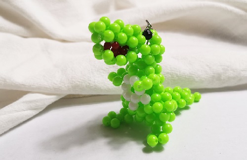 7月13日，想接正規(guī)廠家的手工活，農(nóng)村手工活加工項目，不懼天氣變化，手工之家讓大家踏實放心，圖為勵志珠珠繡串珠手工產(chǎn)品剪影