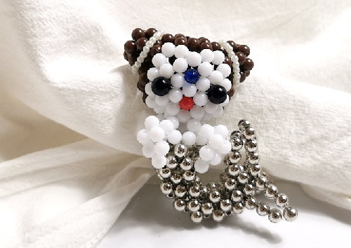 7月16日，手工活拿回家做，可以在家做的手工活 ，手工之家有城市農(nóng)村都能做好的外發(fā)手工活，圖為勵志珠珠繡串珠手工產(chǎn)品剪影