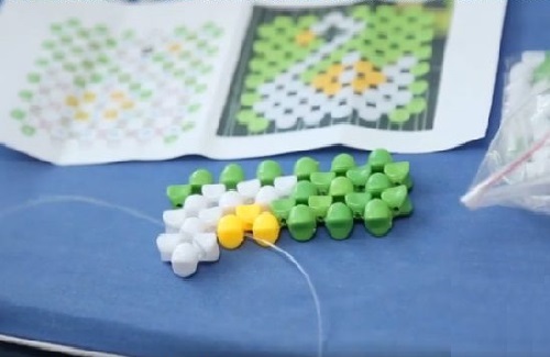 7月17日，帶回家做的手工活，在家兼職手工活，居家就業(yè)之外，手工之家的珠繡手工也是個創(chuàng)業(yè)好項目，圖為勵志珠珠繡串珠手工材料和產品剪影 