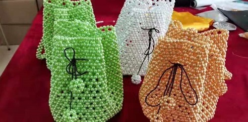 7月19日，純手工活外發(fā)加工項目，帶回家做手工活，企業(yè)和手工，手工之家的傳統(tǒng)珠繡手工很真實(shí)，圖為勵志珠珠繡串珠手工產(chǎn)品剪影