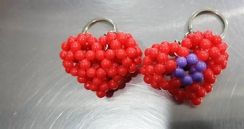 7月20日，在家做的手工活正規(guī)平臺，手工活外發(fā)加工正規(guī)的廠家，每一次成品銷售手工之家都是全力的，圖為勵志珠珠繡串珠手工產(chǎn)品剪影 