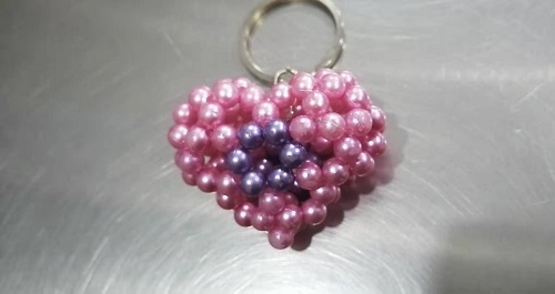 7月20日，在家做的手工活正規(guī)平臺，手工活外發(fā)加工正規(guī)的廠家，每一次成品銷售手工之家都是全力的，圖為勵志珠珠繡串珠手工產(chǎn)品剪影 