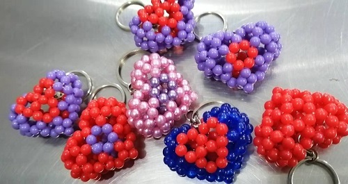 7月20日，在家做的手工活正規(guī)平臺，手工活外發(fā)加工正規(guī)的廠家，每一次成品銷售手工之家都是全力的，圖為勵志珠珠繡串珠手工產(chǎn)品剪影 