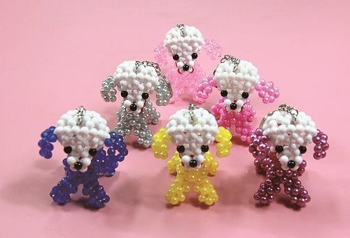 7月22日， 接手工活訂單的平臺(tái)，正規(guī)純手工活外發(fā)，手工之家有兩種合作方式，都很受歡迎，圖為勵(lì)志珠珠繡串珠手工產(chǎn)品剪影